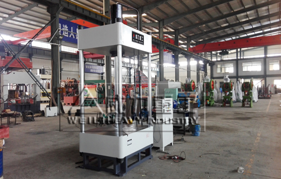 二梁四柱液壓機準(zhǔn)備發(fā)貨